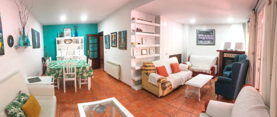 AMPLIO SALON CON CHIMENEA